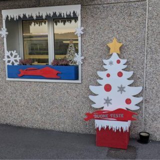 Albero di Natale con scritta Buone Feste