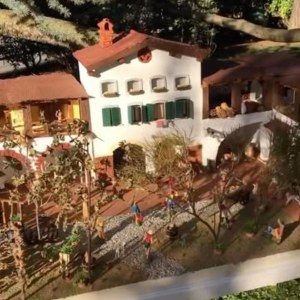 Presepe con casa alpina e statuine