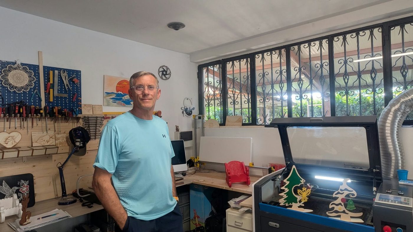 Stefano Cancelli nel suo laboratorio, accanto all'incisore laser